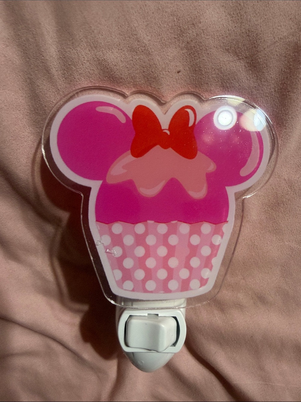 Pink cupcake  plug in night light.  Does not include bulb.